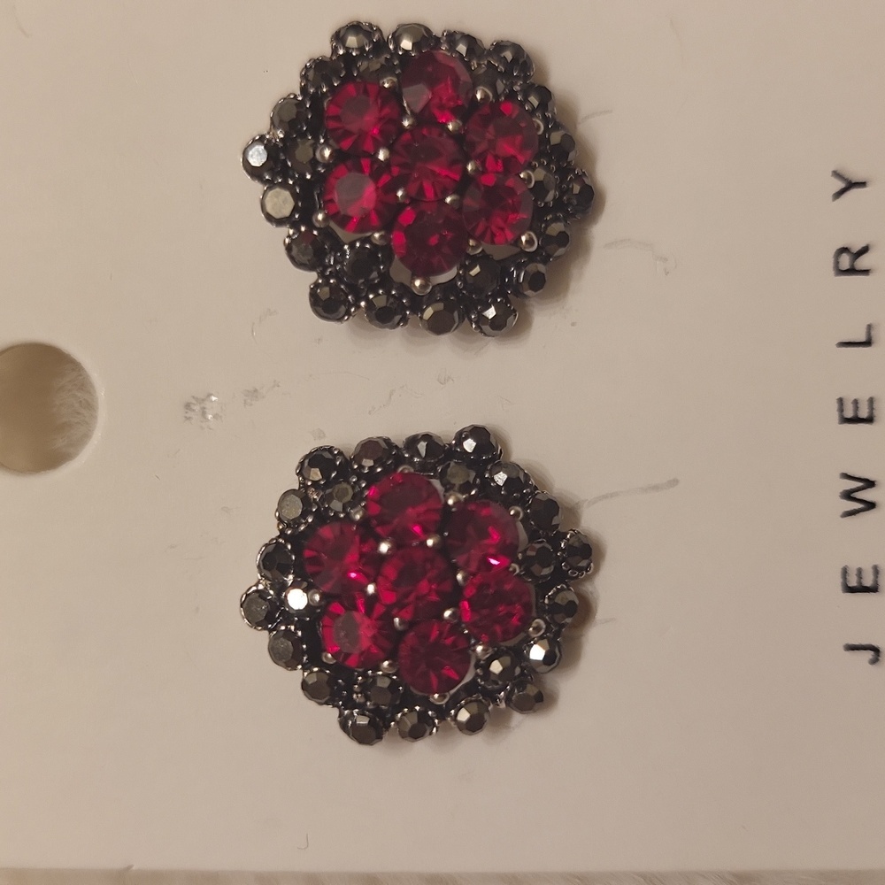 Elegant Red and Black Crystal Earrings - Picture 3 of 6